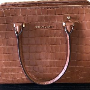 MK Houston medium Leather crossbody bag, chestnut color like new